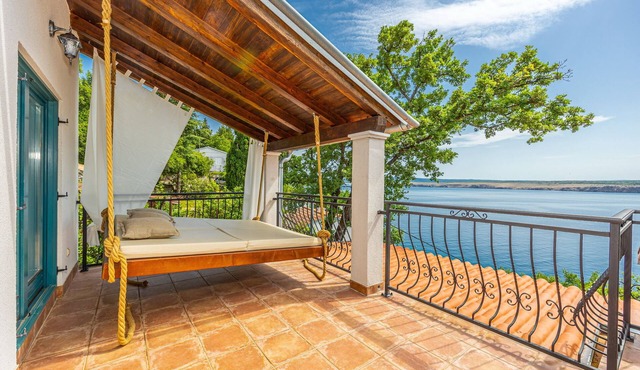 house with jacuzzi on the beach in Jadranovo