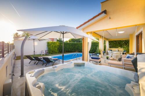 House with pool and whirlpool