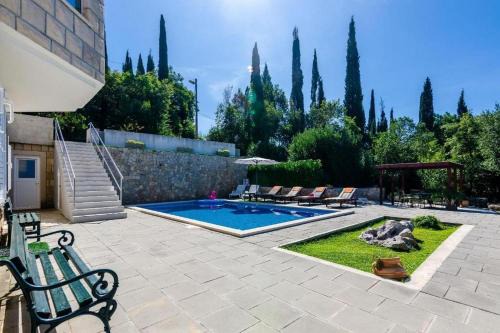 Idylic Escape House with Pool in Čilipi