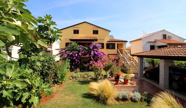 Idyllic apartment just 700 metres from the beach with balcony, garden and WiFi in Porec