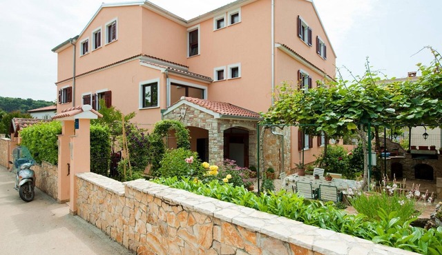 Idyllic flat just 200 metres from the beach with taxi boat connection to Rovinj in Rovinj