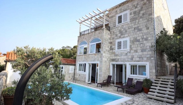 Imperial Stay Dubrovnik - Eight Bedroom Villa with Outdoor Pool and Gym in Zaton