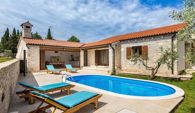 in Kavran mit Privatem Pool by Interhome in Divsici