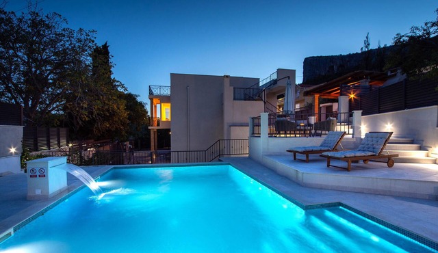 In the hinterland of Split, this spacious and luxurious vacation home welcomes you. in Klis
