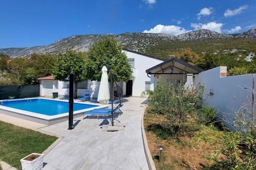 Infinity - Attractive villa for rest and relaxation in Tribalj