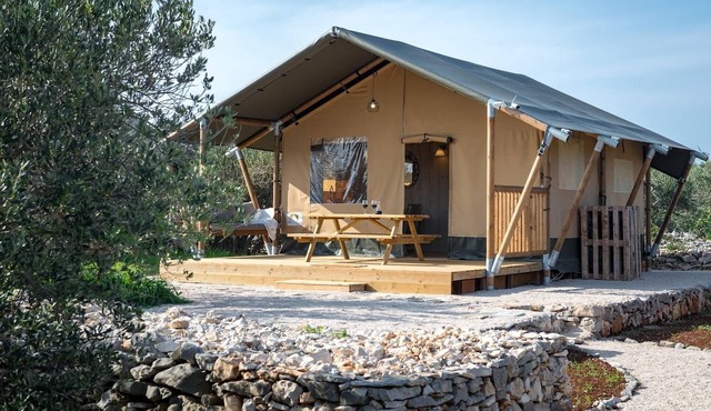 Island Glamping for 4 with Jacuzzi