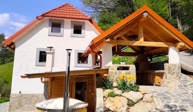 Kmetija Karničnik-kmečka hiša Matejka with Hot tub&Sauna