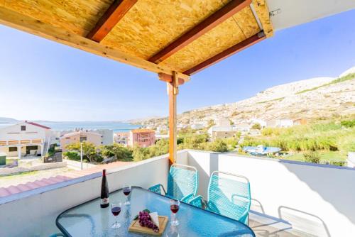 Kob Orog good location with sea views and modern decor in Metajna