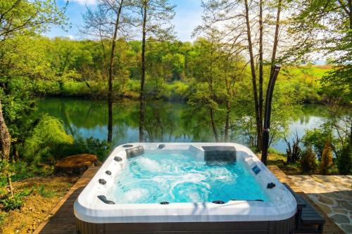 Kolpa Paradise Jacuzzi & Sauna - Happy Rentals