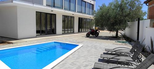 KRK, VILLA SOTTOVENTO WITH POOL, 8p in Žgaljić