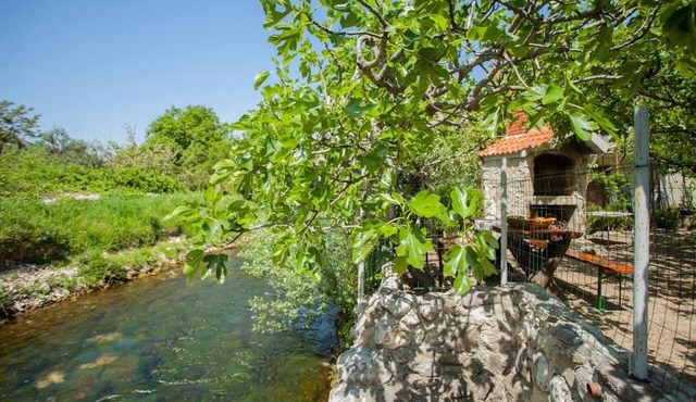 Kuča na rjeci s velikim vrtom I pogledom na planine,3km od mora - Split 10km. in Žrnovnica