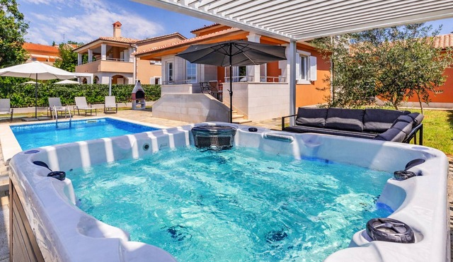 Lotus Elite Villa with Pool & Jacuzzi 6 in Pula