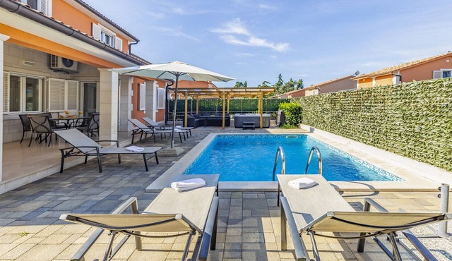 Lotus Elite Villa with Pool & Jacuzzi 8 in Pula