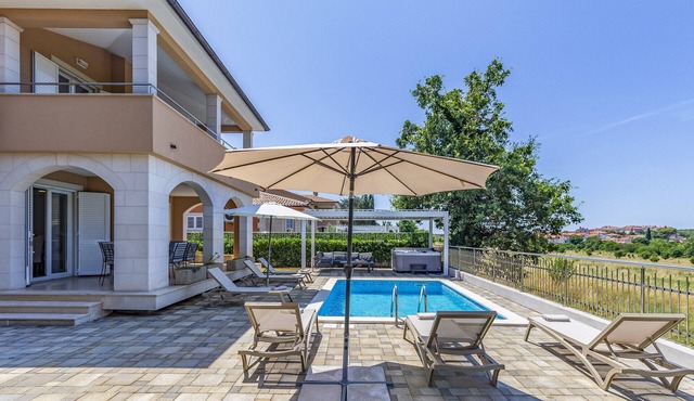 Lotus Elite Villa with Pool & Jacuzzi 5 in Pula