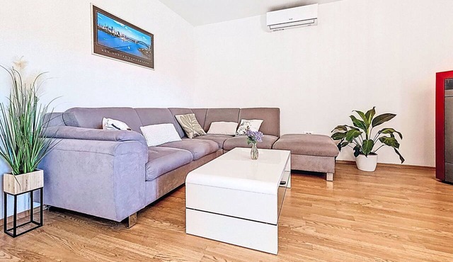 Lovely apartment with private pool, WIFI, A/C, hot tub, TV, terrace, pets allowed and panoramic . in Donji Proložac