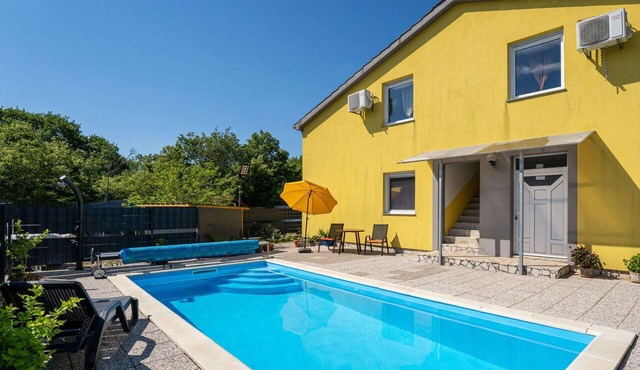 Lovely apartment for 4 people with pool, WIFI, terrace and pets allowed in Rijeka