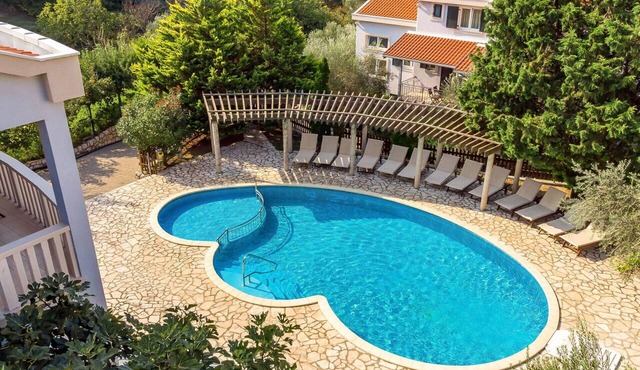 Lovely apartment for 6 people with A/C, WIFI, pool, TV, patio and pets allowed in Senj