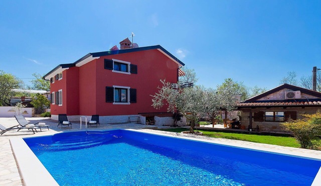 Lovely apartment for 6 people with private pool, WIFI, A/C, TV and terrace in Umag
