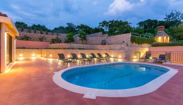 Lovely apartment in Molunat with swimming pool in Molunat