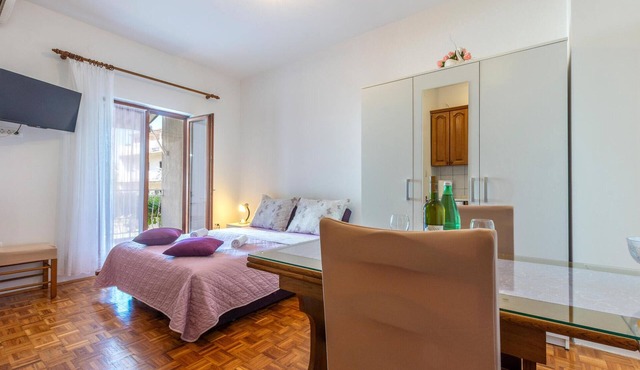 Lovely apartment in Stobrec with WiFi in Stobrec