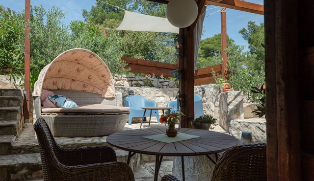 Lovely couple apartment a few steps from the sea in Solta