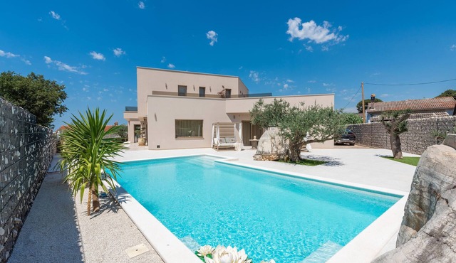 Lovely home in Galizana with sauna in Galizana