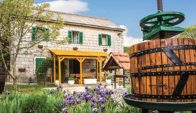 Lovely home in Lecevica in Lecevica