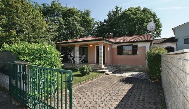 Lovely home in Porec with WiFi