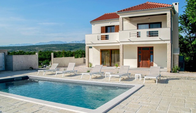 Lovely home in Posedarje