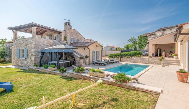 Lovely home in Pula with sauna