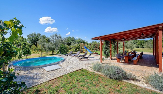 Lovely home in Pula with WiFi