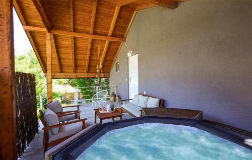 Lovely Home In Sisinec With Outdoor Swimming Pool in Šišinec