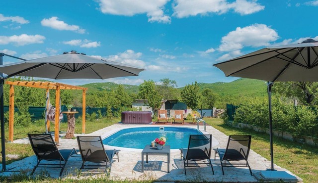 Lovely home in Unesic