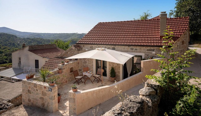 Lovely home in Vrisnik with WiFi in Vrisnik