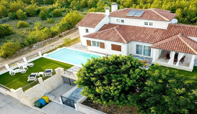 Lovely poolside villa in Dubrava in Dubrava kod Šibenika
