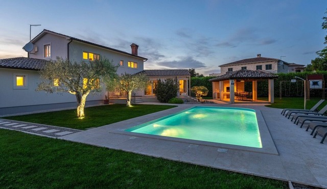Lovely Villa Gemini with a swimming pool in Visnjan