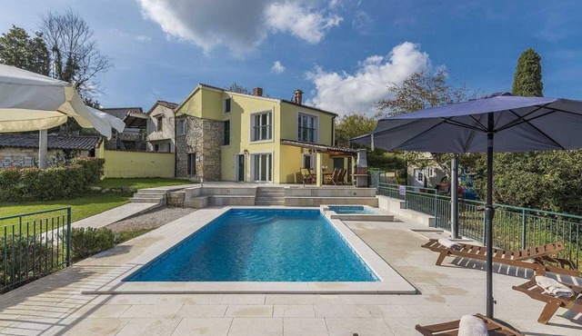 Lovely villa with swimming pool in Špinovci