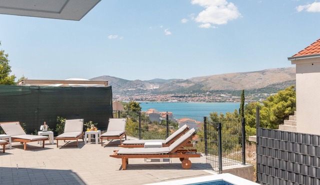 Luxuriöse Villa Fantasy mit Meerblick und Pool i by Interhome in Trogir