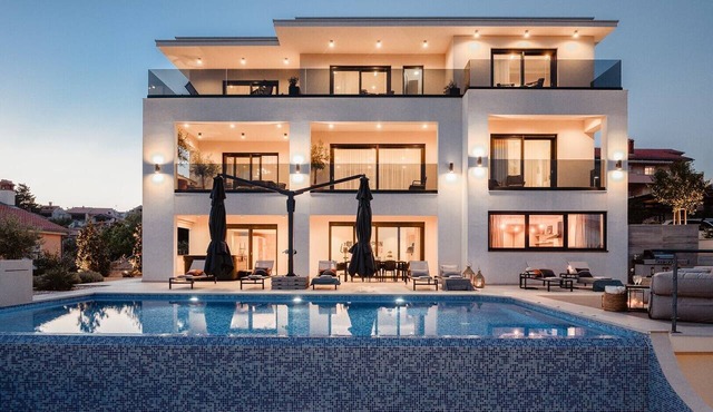 Luxuriöse Villa mit 4 Schlafzimmern, privatem Swimmingpool und Meerblick