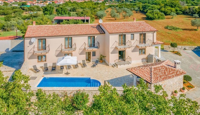 Luxurious home in Galizana