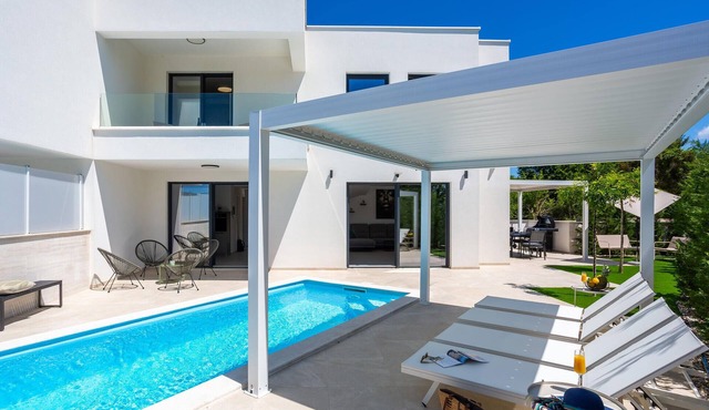 Luxurious home in Linardici