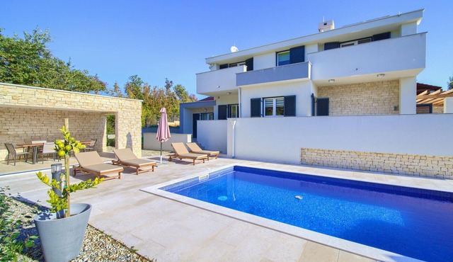 Luxurious home in Risika
