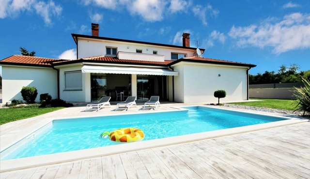 Luxurious villa with pool, very, sleeps 6, garden, on the edge of the forest in Porec