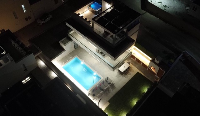 Luxury 4-bedroom villa with massage jets and Heated Swimming pool. in Kaštel Sucurac