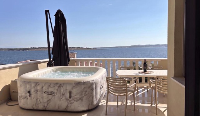 Luxury Beachfront Apartment - Villa Bregeš in Povljana