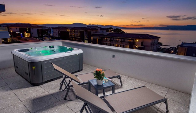 Luxury Penthouse Apartment with Whirlpool, Terrace and Stunning Sea View