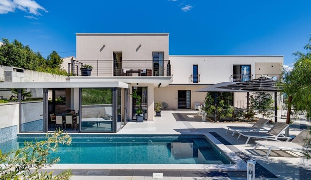 Luxury villa Cecilia with 4 en-suite bedrooms located 250m from the beach in Podstrana, max 8 people in Podstrana
