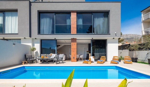 Luxury Villa Etera with Heated Pool in Kaštel Kambelovac