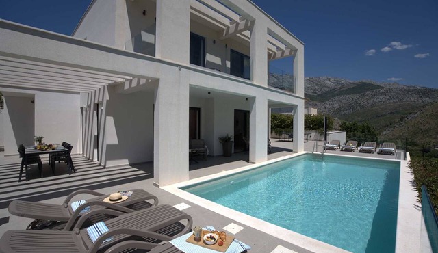 Luxury Villa Mandy with Heated Pool, Jacuzzi & Sauna in Žrnovnica