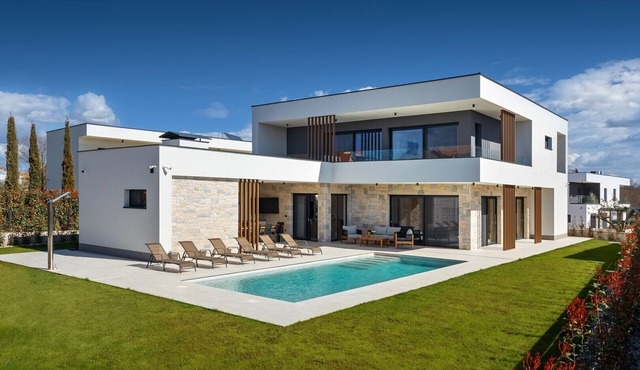 Luxury villa with 4 bedrooms, a pool, and a prime location just a few minutes from the center of Poreč. in Porec